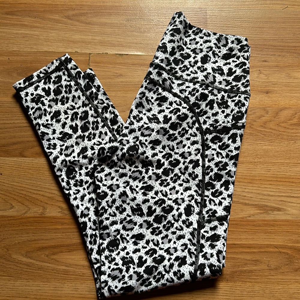 Like new Zyia Snow Leopard leggings